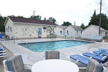 Hotel Lucky Horseshoe Cabins Au Sable Exterior foto